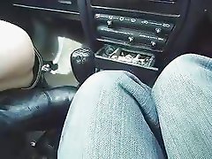 squirting in da car