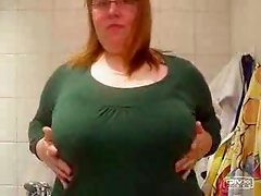 Plumper show her boobs
