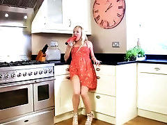 Housewifely lady with blond hair Mouse is eager to go solo just a bit